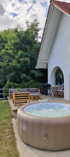Luxury Vineyard Retreat with Private Jacuzzi